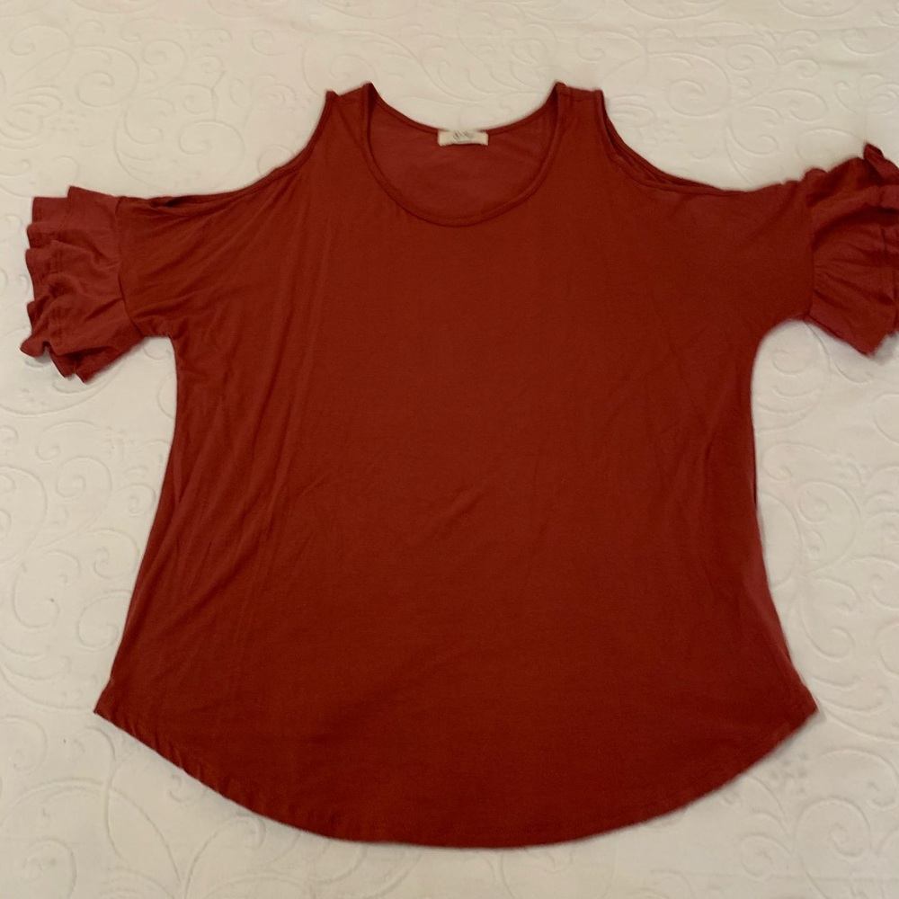 Flattering peekaboo shoulder.